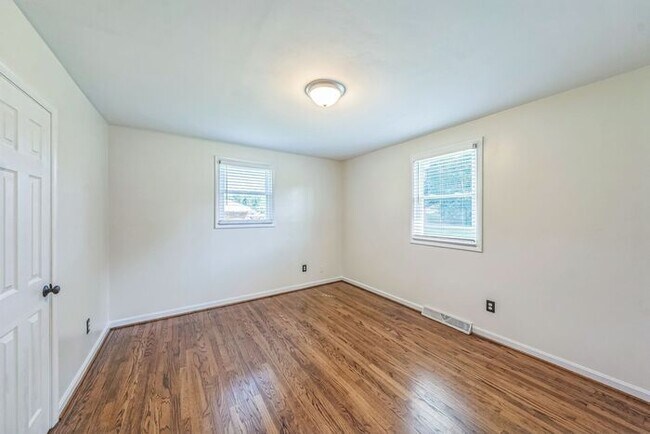 Building Photo - 8265 Warren Dr