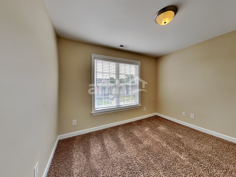 Building Photo - 56 Locket Dr