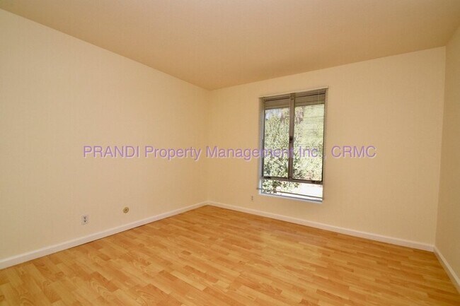 Building Photo - 116 Surrey Ln