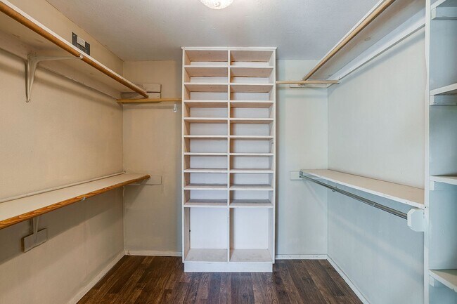 Building Photo - 406 Bellevue Dr