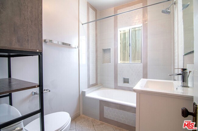 Building Photo - 342 N Orange Dr