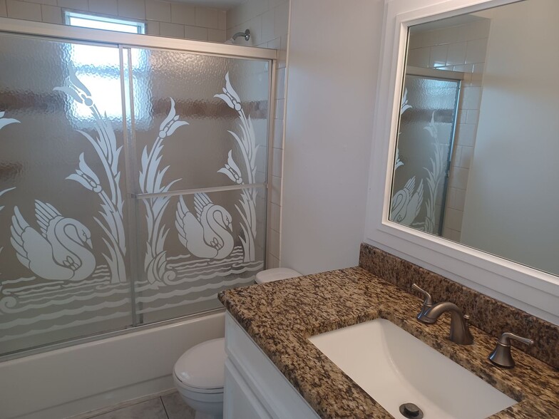 Building Photo - 3/2 Duplex w/ Garage.  Tenant occupied until 3/31/26.