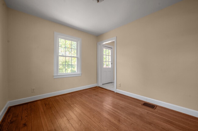 Building Photo - 494 Bob O Link Dr