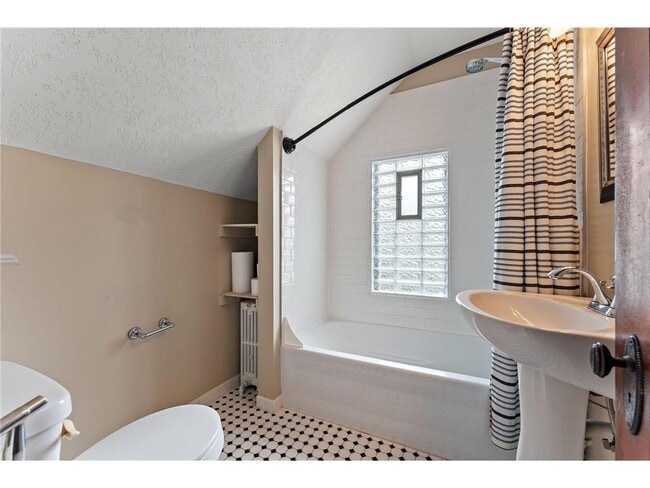 Building Photo - 882 Aurora Ave