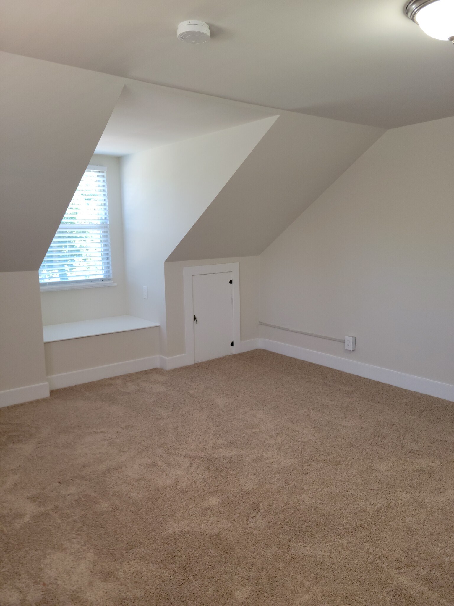 Building Photo - 498 Manatawny St