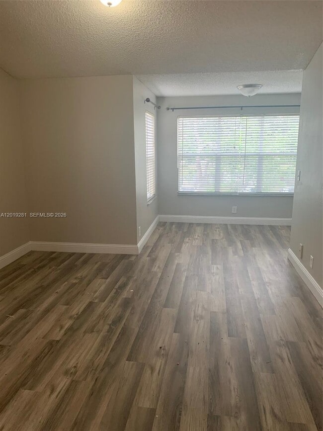 Building Photo - 701 Vista Isles Dr