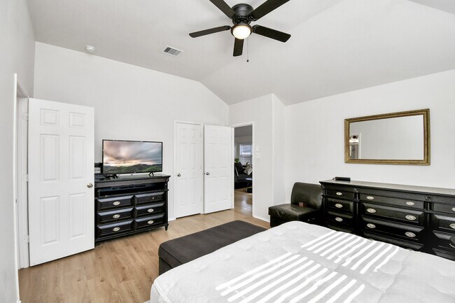 Building Photo - 19931 Roycroft Ln