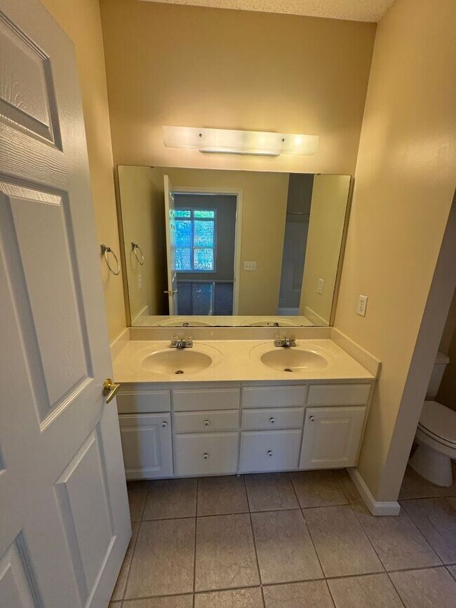 Building Photo - Avera - Ascot
