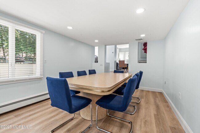 Building Photo - 460 Runyan Ave