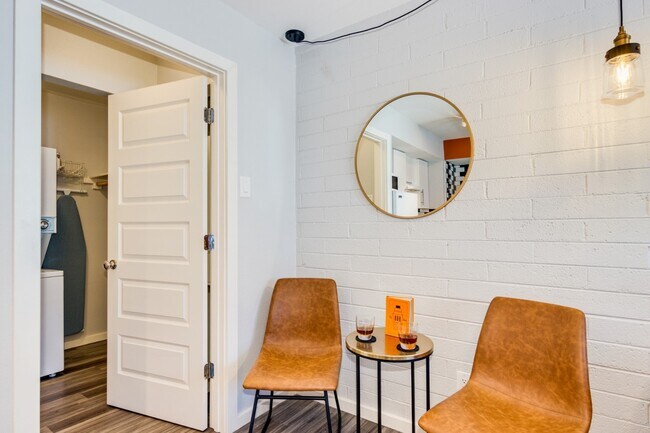 Building Photo - Charming Studio Oasis in the Heart of Temp...