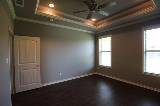 Building Photo - Beautiful 3 Bedroom 2 Bath Coming Soon in ...