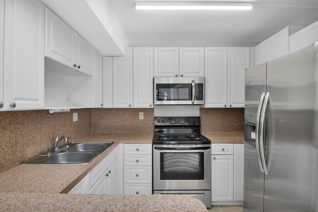 Building Photo - 8050 Severn Dr