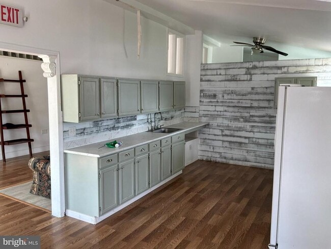 Building Photo - 1325 Main St