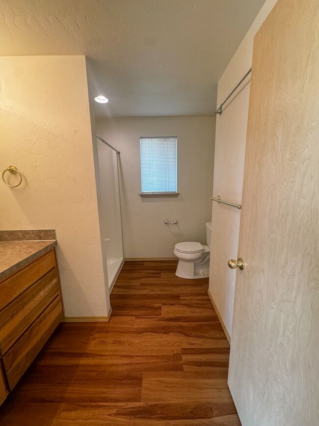 Building Photo - 824eri