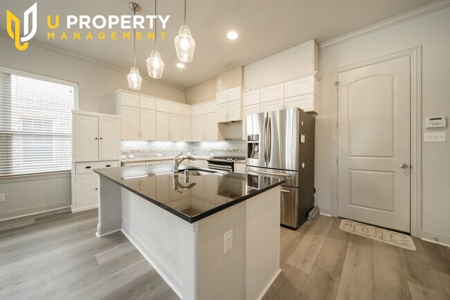 Building Photo - 2745 Troutt Dr
