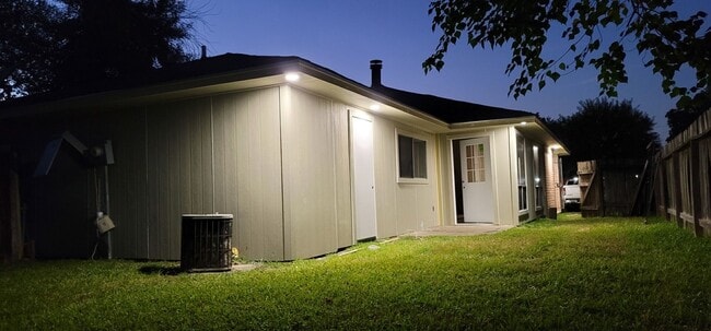 Primary Photo - Charming 2 beds/2 baths duplex with privat...