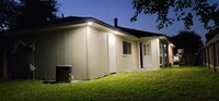 Building Photo - Charming 2 beds/2 baths duplex with privat...