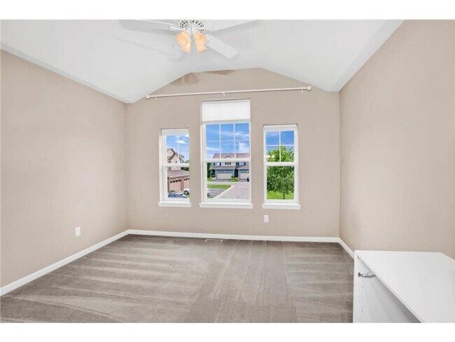 Building Photo - Rare 3 bed 4 bath updated almost 2300 sf townhouse in Woodbury!