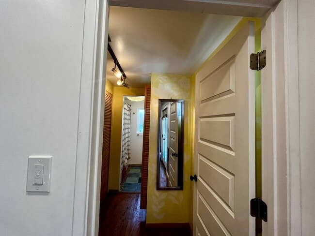Building Photo - 1405 N Mansfield Ave