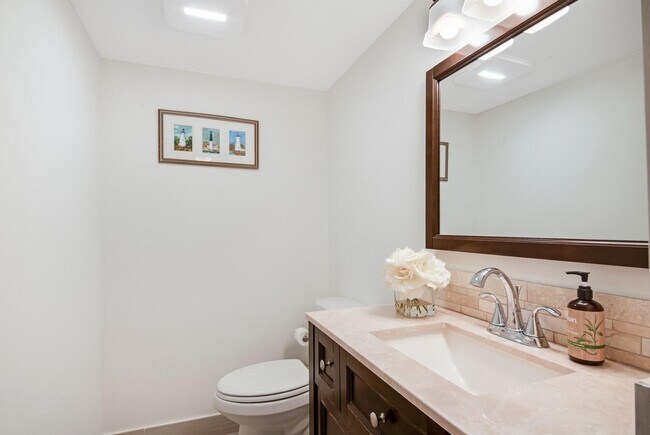 Building Photo - 1147 Hillsboro Mile