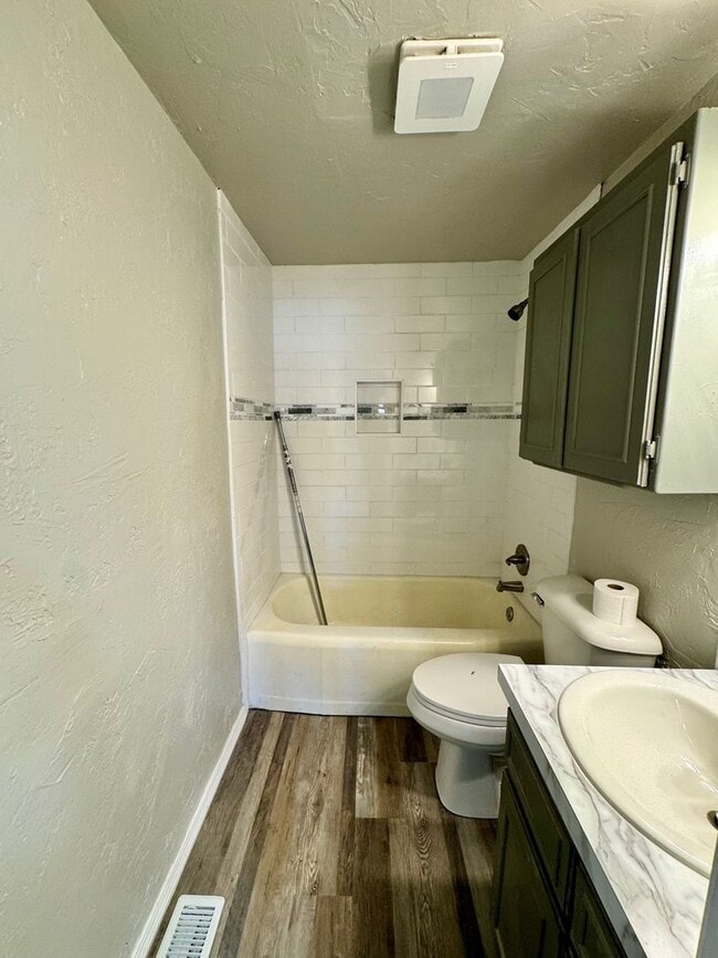 Building Photo - Newly remodeled 3 bedroom 1 bathroom house