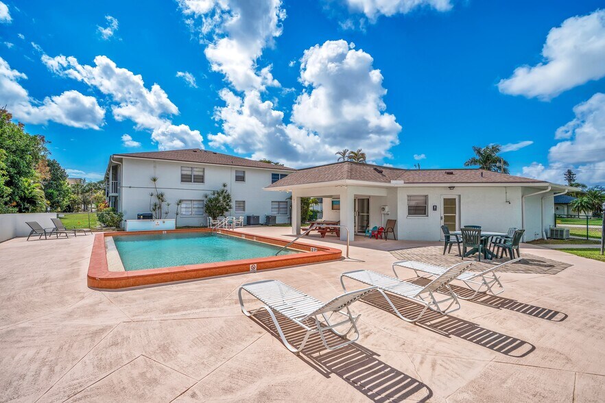 Building Photo - 203 SE 15th Pl