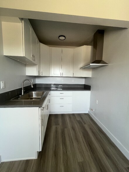 Building Photo - 8029 S Hoover St