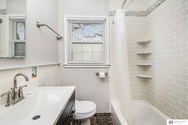 Building Photo - 2403 S Wayne St