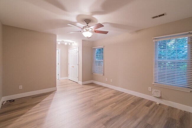 Building Photo - Cozy newly renovated 4 bedroom home on Hic...