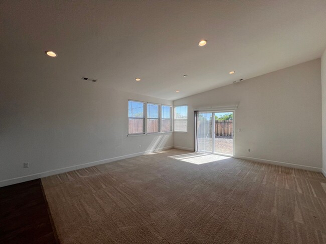 Building Photo - Large 4 bedroom home located in Green Vall...