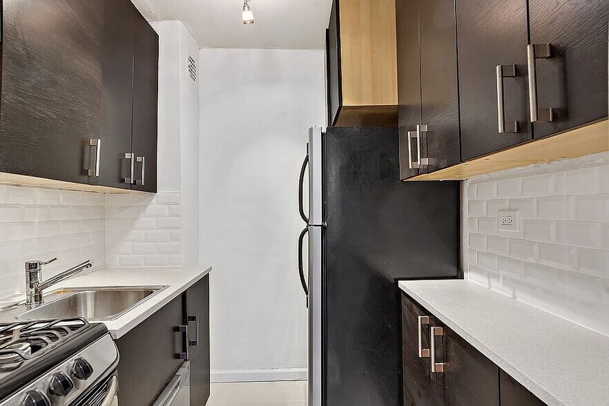 Building Photo - 2244 Bronx Pk E