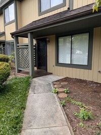 Building Photo - 2 Bedroom || 1.5 Bathroom Townhouse