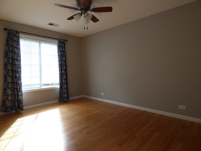 Building Photo - 1333 E Evergreen Dr