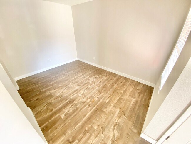 Building Photo - ADORABLE FIRST FLOOR CONDO UNIT 1 BEDROOM / BATH, LOCATED IN A GATED COMMUNITY!