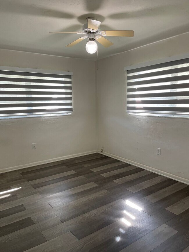 Building Photo - Convenient Port Charlotte Location!