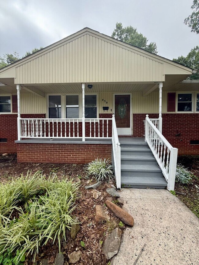 Building Photo - Three bedroom, 1 bath house in Burlington