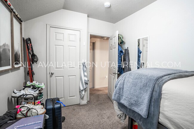 Building Photo - 892 E 700 N