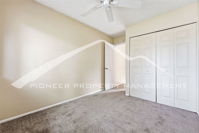 Building Photo - Charming Townhouse with Washer/Dryer and 1-Car Garage