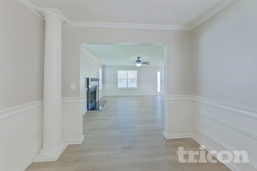 Building Photo - 636 Sadler Glen Dr