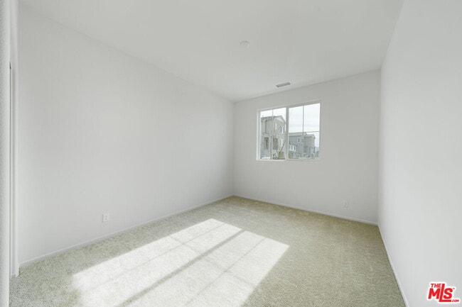 Building Photo - 16151 Linden Ln