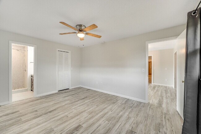 Building Photo - Beautiful 4 bedroom, 2 bathroom in Satellite Beach! NO HOA!!