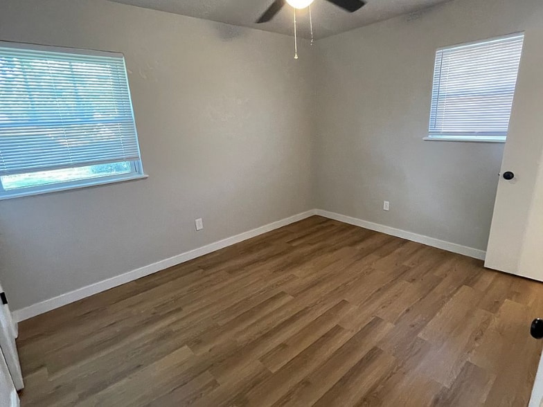 Building Photo - 1117 W Woodlane Dr