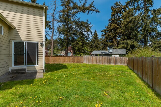 Building Photo - 3 Bedroom 2.5 Bath with 3 Car Garage