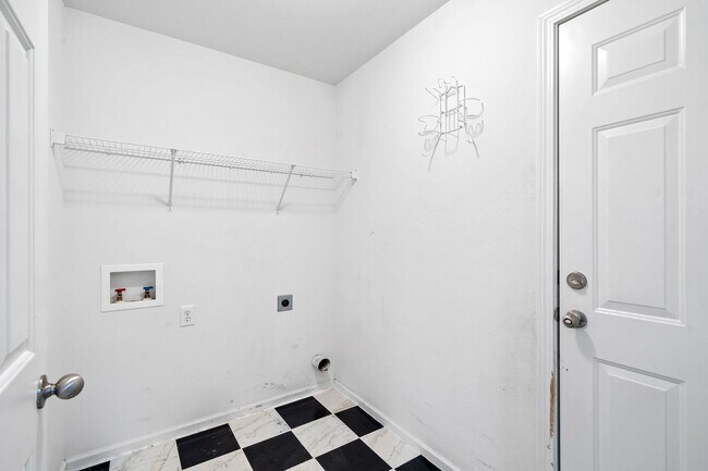 Building Photo - Amazing Home on Large Lot/3-BD 2-BTH in Ly...