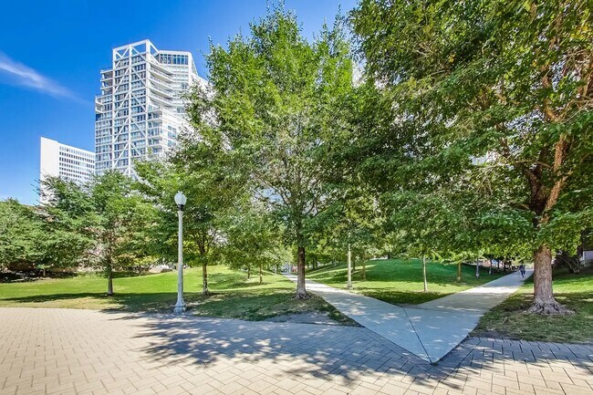 Steps from Montgomery Ward Park - 600 N Kingsbury St