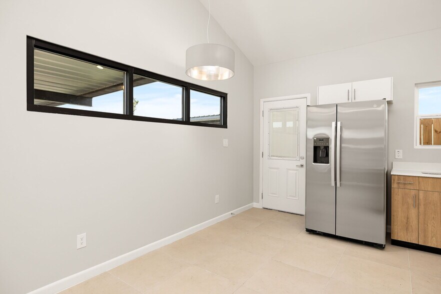Building Photo - 800 Oriole Rd