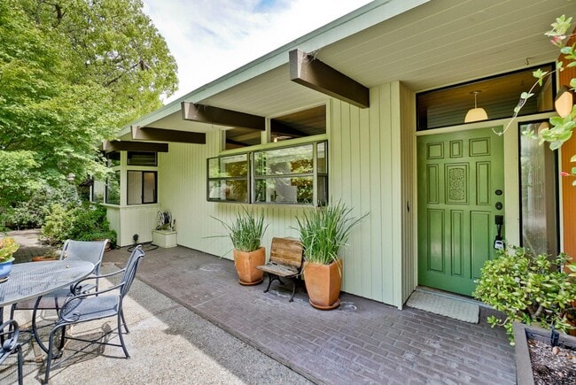 Building Photo - Beautifully Updated 4 Bed, 3 Bath Eichler ...