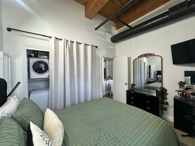 Building Photo - 609 Central St