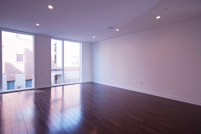 Building Photo - 5 Washington Pl