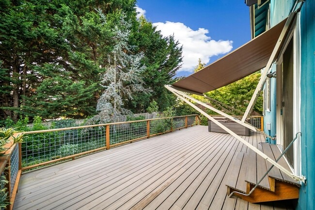 Building Photo - 5 Bed 2.5 Bath Spacious House For Rent In Poulsbo!!!